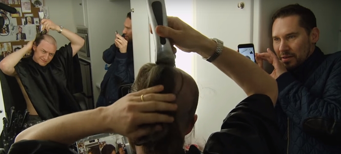 Processo do corte de cabelo é mostrado em vídeo.