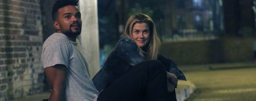 Rachael Taylor é destaque no set.