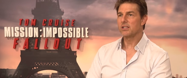 Tom Cruise dá uma breve entrevista.